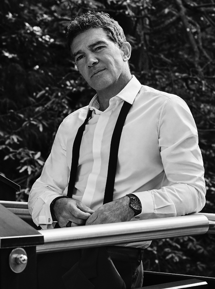 Retrato masculino en blanco y negro con camisa blanca y tirantes