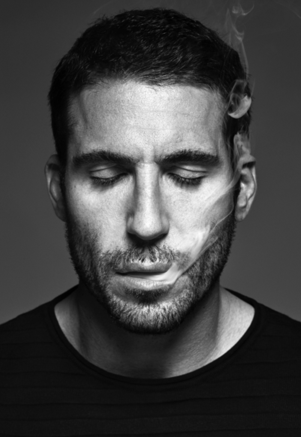 Primer plano masculino en blanco y negro con ojos cerrados