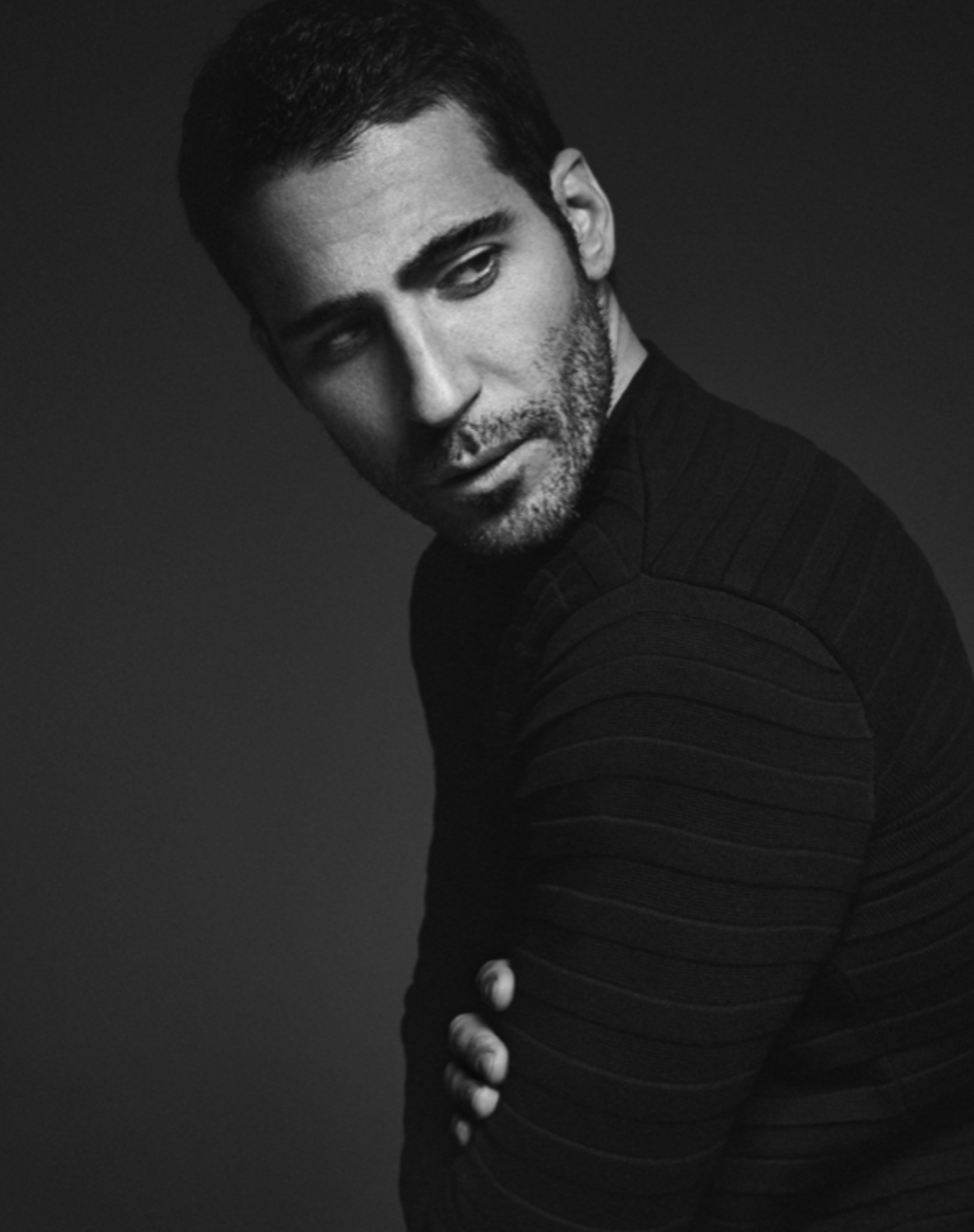 Retrato masculino en blanco y negro con jersey oscuro