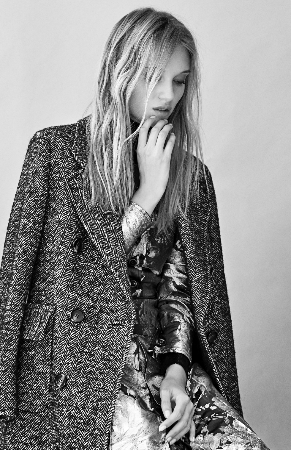 Retrato femenino editorial en blanco y negro con abrigo