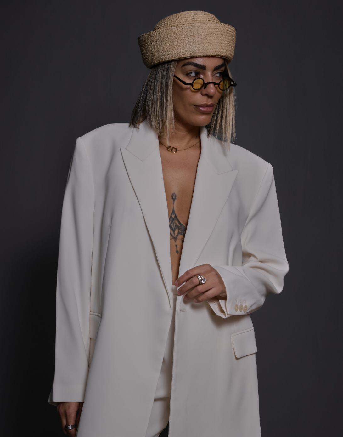 Retrato femenino con sombrero de rafia y americana blanca