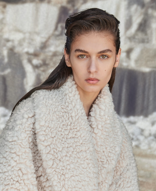Retrato femenino con abrigo blanco en exterior